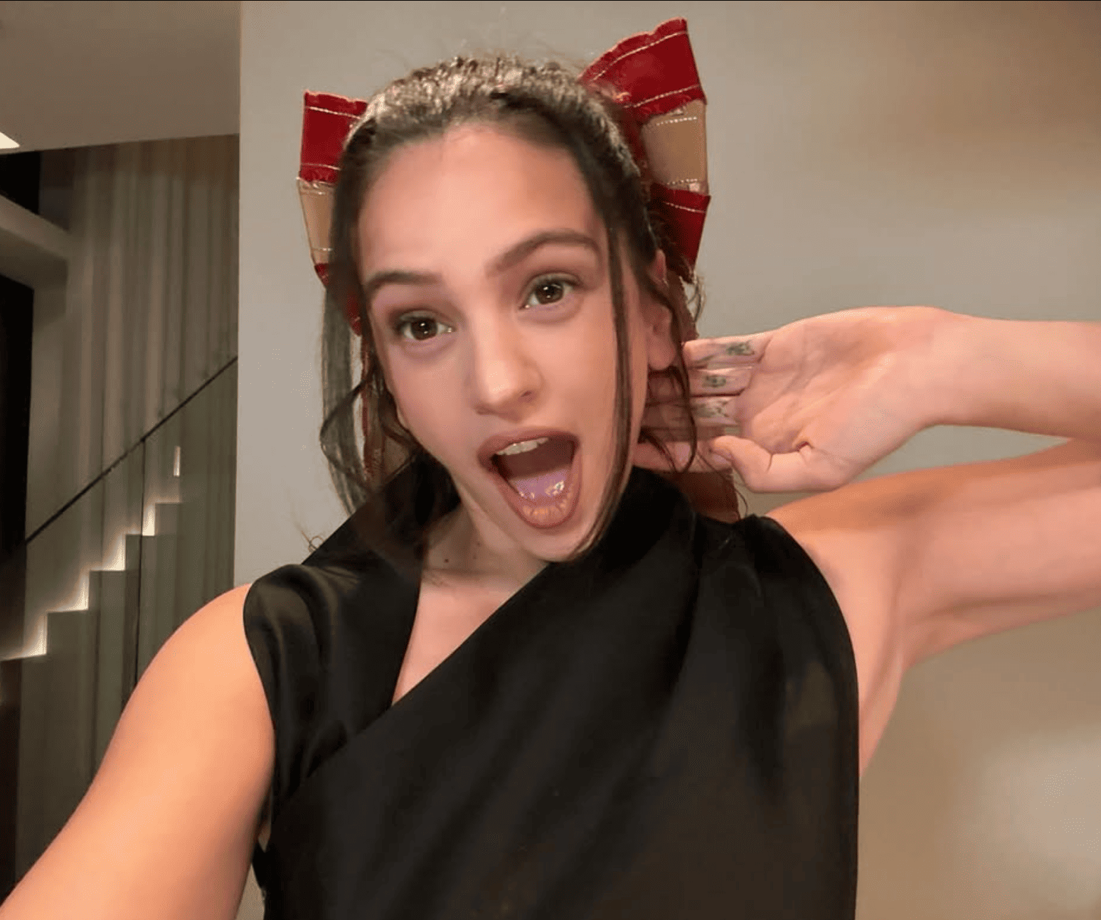 Rosalía ofrece disculpas en video por sus comentarios sobre Pablo Picasso tras polémica en redes sociales.