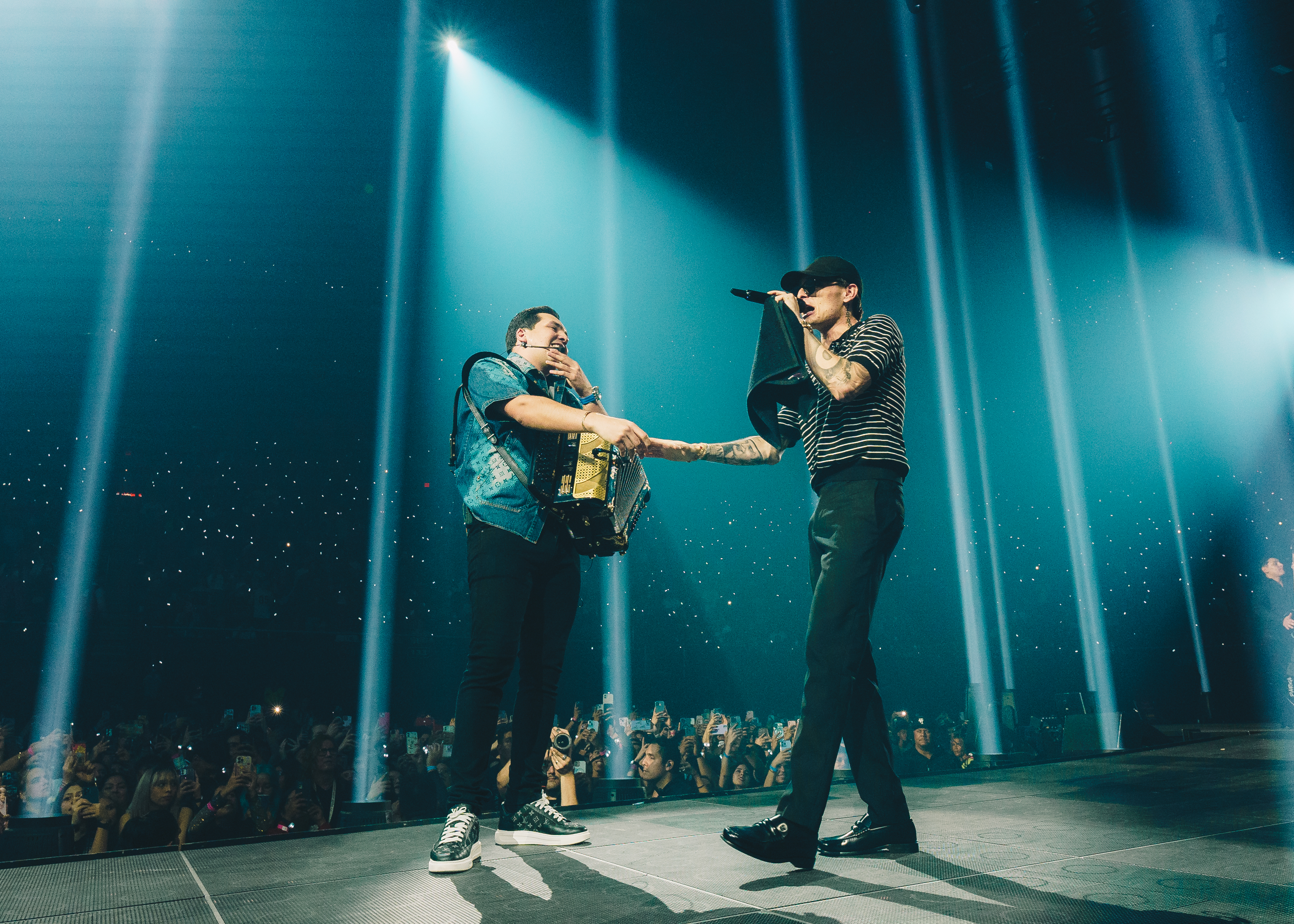 Grupo Marca Registrada sorprende a fans junto a Peso Pluma en la gira Éxodo Tour 2024 en Monterrey